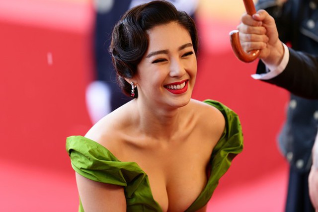 Trương Vũ Kỳ ở chung ph&ograve;ng kh&aacute;ch sạn với một doanh nh&acirc;n gi&agrave;u c&oacute;.
