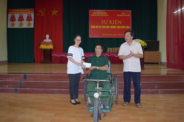 Hà trao quà đến một cựu chiến binh ở Quảng Trị.