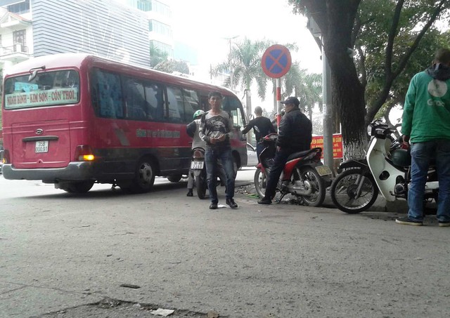 
Xe khách “rùa bò”, dừng đỗ, bắt khách ngay tại khu vực có biển báo cấm trên đường Kim Đồng (Hà Nội). Ảnh: PV
