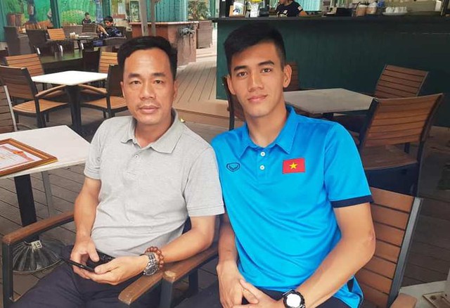 Cầu thủ Tiến Linh chụp ảnh chung với bố sau khi trở về từ giải AFF cup. Ảnh: Gia đình cung cấp