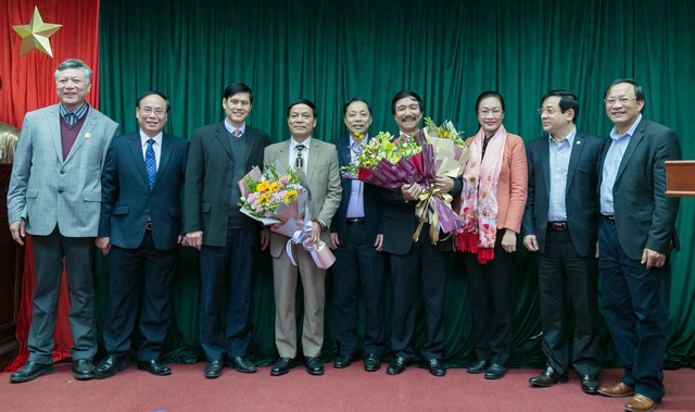 Ông Nguyễn Doãn Tú - Tổng cục trưởng Tổng cục Dân số (bìa phải) cùng lãnh đạo các cục, vụ, đơn vị thuộc Bộ Y tế chúc mừng các đồng chí được bổ nhiệm, bổ nhiệm lại