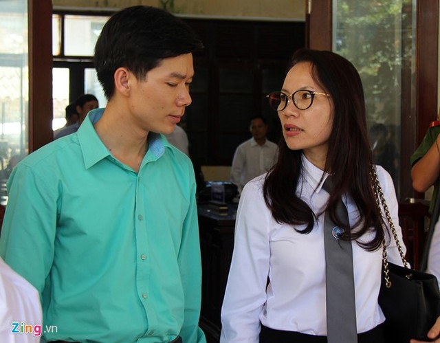 
Bác sĩ Lương (áo xanh) và luật sư Trần Hồng Phúc tại phiên tòa hồi tháng 5/2018. Ảnh: Hoàng Lam.
