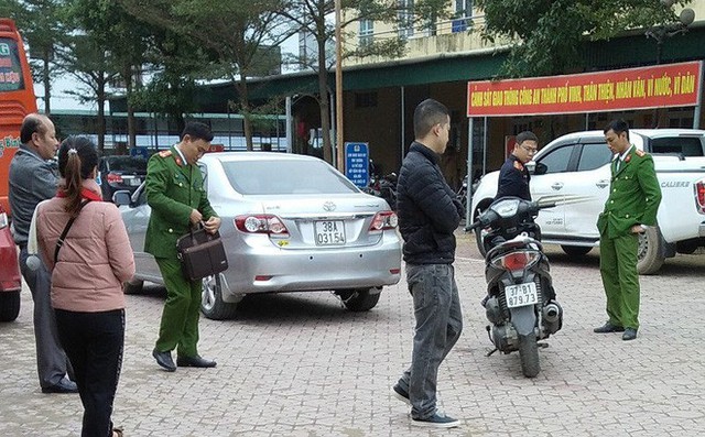 
Xe ô tô con và xe máy được đưa ra để chuẩn bị khám nghiệm.
