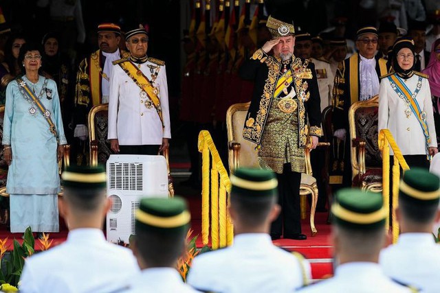 Thủ tướng Mahathir xuất hiện bên cạnh quốc vương Malaysia.
