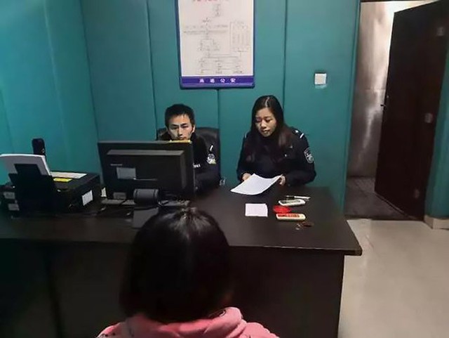 Wei trình diện tại phòng cảnh sát huyện Hành Dương, Hồ Nam, sau khi bị điều tra. Ảnh: AsiaWire.