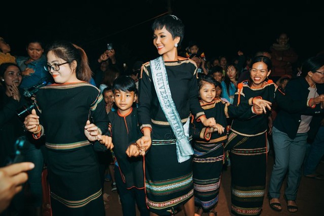 Tiếp đó, HHen Niê cùng trẻ em và những người trẻ ở làng nhảy múa trong vũ điệu cồng chiêng rộn rã. Người dân ở Sứt MĐưng đã chuẩn bị những tiết mục văn nghệ, ca hát và chơi đàn truyền thống, rất công phu để chào mừng hoa hậu.