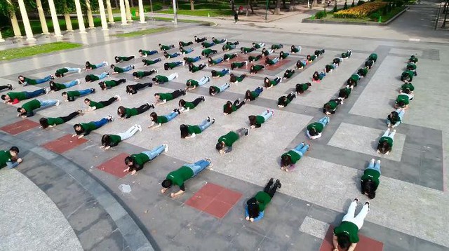 Hàng trăm cán bộ nhân viên Khối SME plank tại công viên Thống Nhất (Hà Nội).