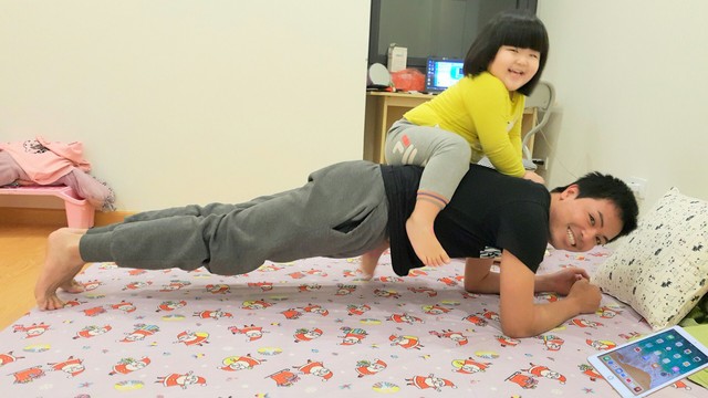 Anh Ngô Văn Kiên (Khối Tín dụng tiểu thương) thực hiện bài tập plank tại nhà cùng cô con gái của mình.