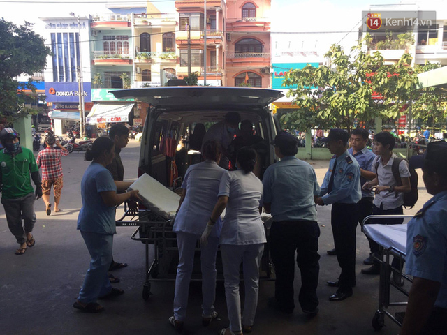 Xe cứu thương được huy động chở các sinh viên bị thương trong vụ tai nạn đến bệnh viện