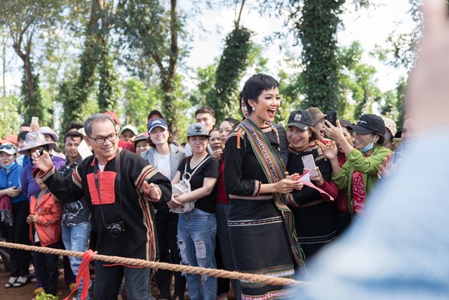 Trước đó, vào buổi chiều, HHen Niê đóng vai trò trọng tài và hoạt náo viên trong ngày hội thao của buôn làng. Cô khuấy động đám đông bằng sự vui vẻ và hoạt bát của mình.