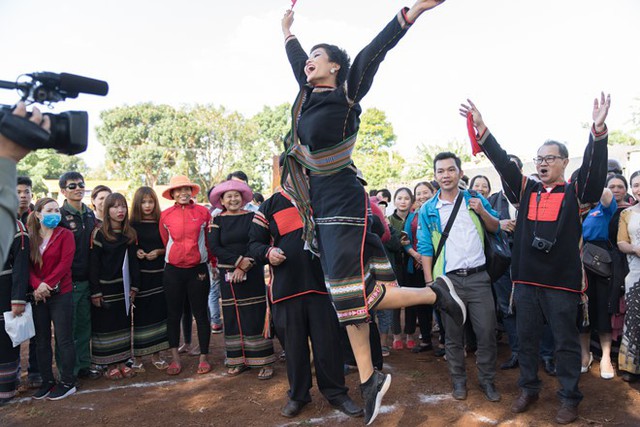 Bất cứ lúc nào, hoa hậu cũng thể hiện tinh thần tràn đầy năng lượng. Cô tỏ ra thoải mái khi được trở về buôn làng của mình. Cô mô tả buôn làng như một nơi thân thuộc, nơi ai cũng quen biết và quan tâm đến nhau.