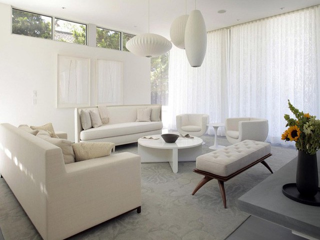 
Dù được trang trí hoàn toàn bằng sắc trắng nhưng không ai có thể cưỡng nổi sức hút của căn phòng khách này.
