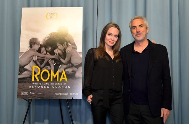 Angelina Jolie trong một lần xuất hiện bên đạo diễn Alfonso Cuaron tại buổi công chiếu phim Roma.