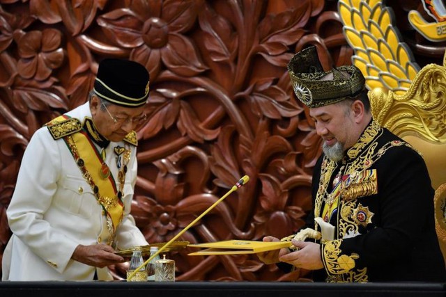 Quốc vương Mahammad V (phải) chuẩn bị phát biểu, bên cạnh là Thủ tướng Mahathir Mohamad, hồi tháng 7/2018.