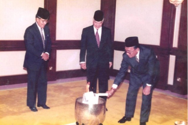 
Đốt phiếu bầu sau khi chọn ra Agong mới vào ngày 26/2/1999. Ảnh: Straits Times.
