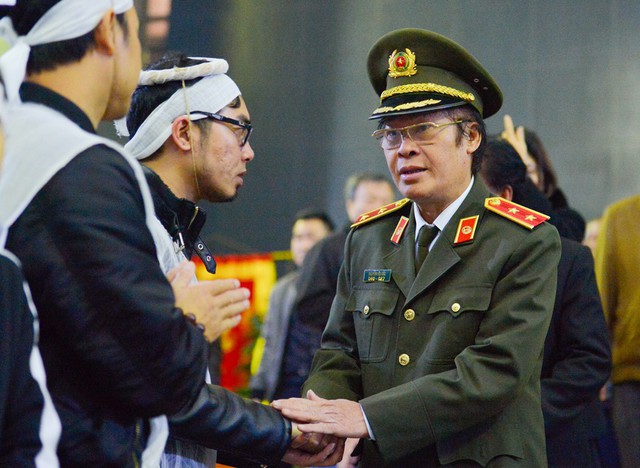Trung tướng, nhà văn Hữu Ước nắm tay chia buồn với người thân cố nhạc sĩ, nhà thơ Nguyễn Trọng Tạo.