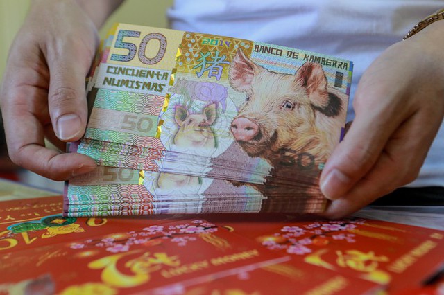 Mỗi tờ tiền 50 Kamberra của Australia c&oacute; gi&aacute; b&aacute;n l&agrave; 100.000 đồng. Theo chủ cửa h&agrave;ng, năm nay c&oacute; bảy loại tiền in h&igrave;nh con heo, chủ yếu xuất xứ từ Mỹ, Australia v&agrave; Trung Quốc.