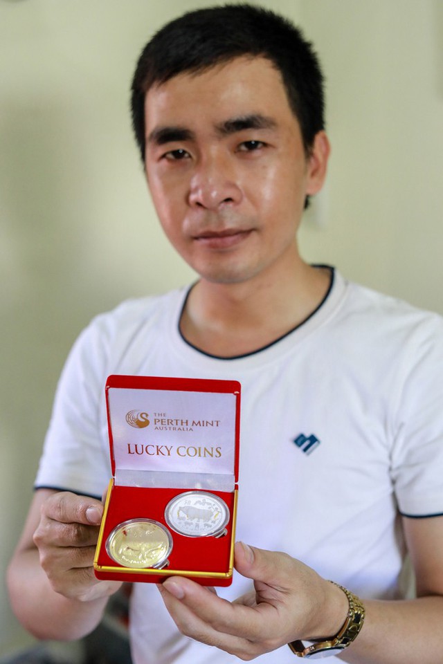 &ldquo;Dự b&aacute;o năm nay hộp đựng đồng xu sẽ ch&aacute;y h&agrave;ng, v&igrave; vậy gia đ&igrave;nh t&ocirc;i đ&atilde; thu&ecirc; một c&ocirc;ng ty b&ecirc;n Trung Quốc l&agrave;m để tặng kh&aacute;ch cho sang trọng hơn. Mỗi hộp chứa hai đồng xu c&oacute; gi&aacute; 200.000 đồng&rdquo;, anh Tiệp n&oacute;i.