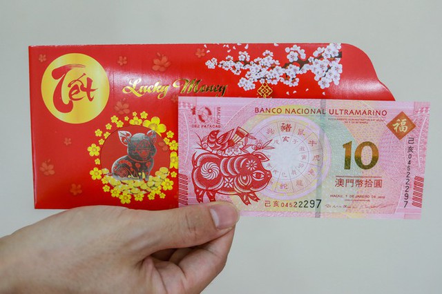
Tờ tiền 10 Patacas của Macao trị gi&aacute; 100.000 đồng.

Để phục vụ nhu cầu của kh&aacute;ch, giới kinh doanh sưu tầm hai loại, gồm tiền thật do Ng&acirc;n h&agrave;ng Macao ph&aacute;t h&agrave;nh, v&agrave; tiền lưu niệm do c&aacute;c c&ocirc;ng ty tại Trung Quốc in ấn c&oacute; gi&aacute; rẻ gấp đ&ocirc;i.

