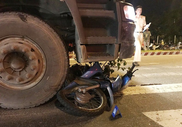 Quay đầu xe máy, người đàn ông bị xe tải cán chết ở Đà Nẵng - Ảnh 1.