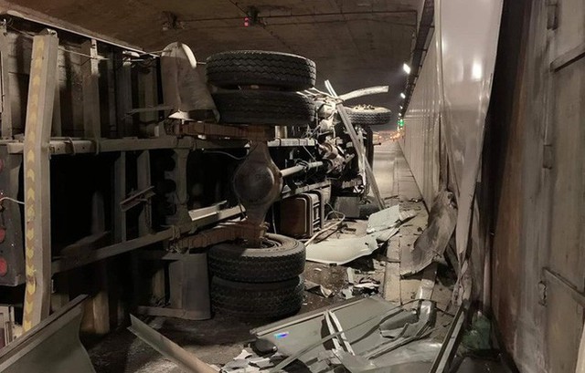 TP.HCM: Xe tải tông xe khách rồi lật ngang trong hầm Thủ Thiêm, hàng chục người hoảng loạn kêu cứu - Ảnh 3.
