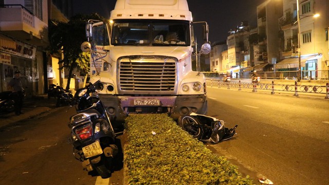 Người dân gào thét mất thắng khi xe container đổ dốc cầu ở Sài Gòn, cô gái 20 tuổi và 2 người khác bị thương nặng - Ảnh 3.