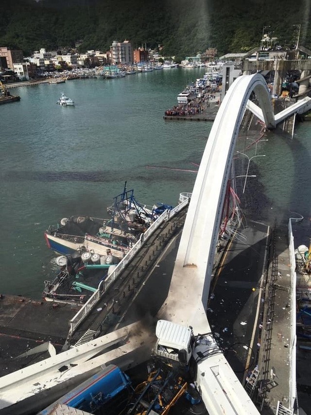 Cầu dây văng 140m ở Đài Loan bất ngờ đổ sập khiến 20 người bị thương, nhiều nạn nhân vẫn mắc kẹt - Ảnh 4.