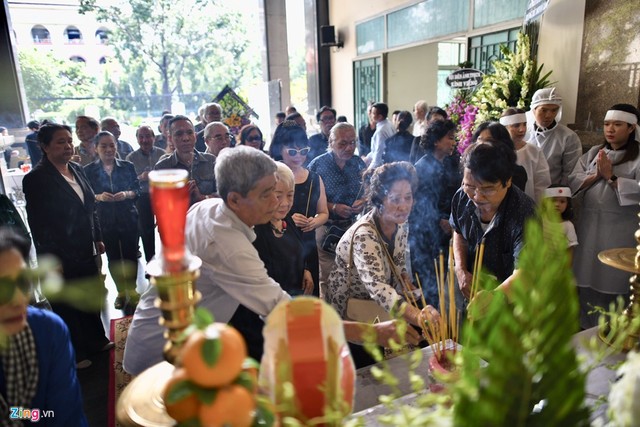 Nghệ sĩ Kim Xuân, Hồng Ánh lặng viếng Trung úy Phương của Nổi gió - Ảnh 8.