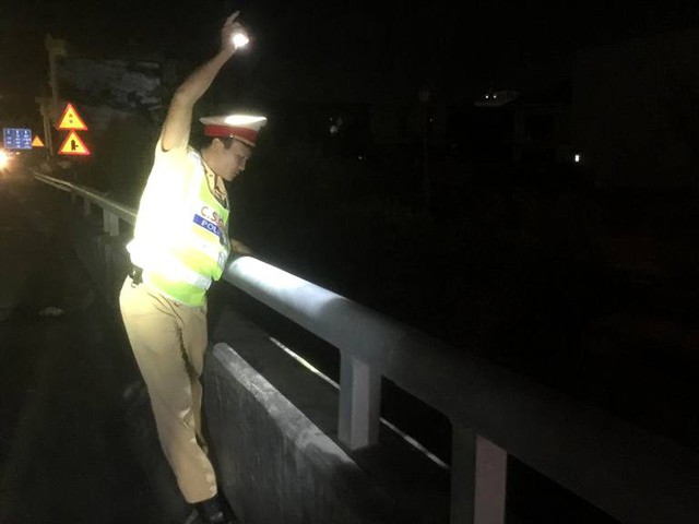 Cảnh sát giao thông cứu người phụ nữ nhảy cầu trong đêm - Ảnh 1.
