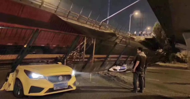 Sập cầu vượt cao tốc ở Trung Quốc, nhiều ôtô bị đè bẹp - Ảnh 1.