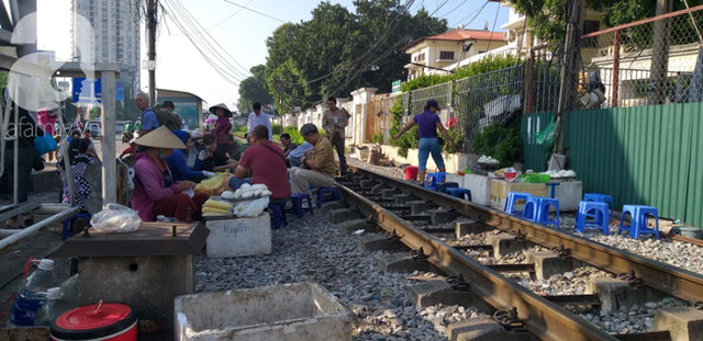 Hà Nội: Bất chấp nguy hiểm, người dân vẫn ngồi ăn uống tràn lan giữa đường ray tàu - Ảnh 12.