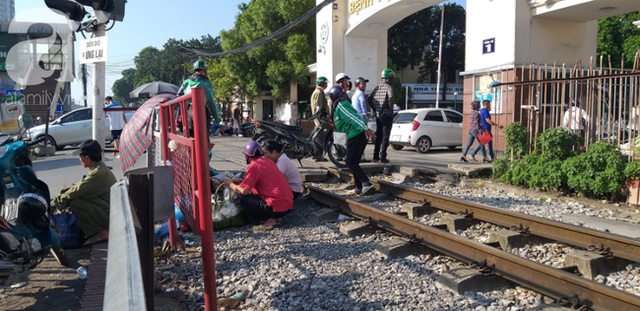 Hà Nội: Bất chấp nguy hiểm, người dân vẫn ngồi ăn uống tràn lan giữa đường ray tàu - Ảnh 5.