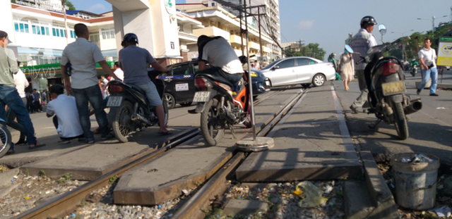 Hà Nội: Bất chấp nguy hiểm, người dân vẫn ngồi ăn uống tràn lan giữa đường ray tàu - Ảnh 6.