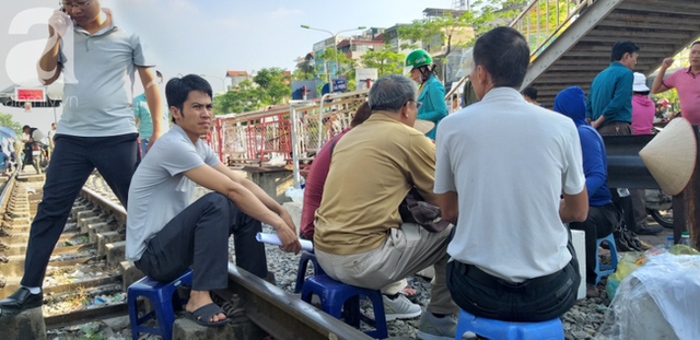 Hà Nội: Bất chấp nguy hiểm, người dân vẫn ngồi ăn uống tràn lan giữa đường ray tàu - Ảnh 8.