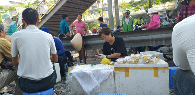 Hà Nội: Bất chấp nguy hiểm, người dân vẫn ngồi ăn uống tràn lan giữa đường ray tàu - Ảnh 9.