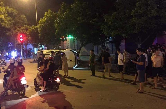 Ô tô phi thẳng xe máy chờ đèn đỏ ở Thanh Hóa, 1 người chết - Ảnh 1.
