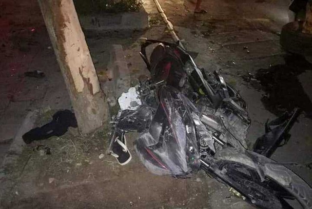 Ô tô phi thẳng xe máy chờ đèn đỏ ở Thanh Hóa, 1 người chết - Ảnh 2.