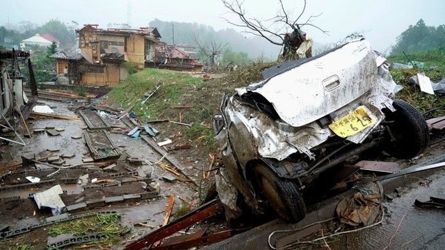 Siêu bão châu Á, siêu bão tàn phá Nhật, 2 người Việt mất tích, ít nhất 19 người chết - Ảnh 1.