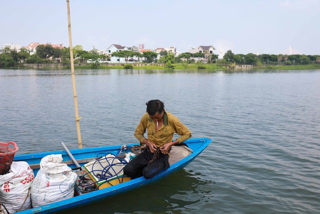 Bắt vẹm đen kiếm tiền triệu mỗi ng&agrave;y ở ng&atilde; ba s&ocirc;ng - Ảnh 2.