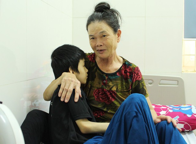Vợ chồng nông dân 11 năm nuôi con người lạ - Ảnh 1. Vợ chồng nông dân 11 năm nuôi con người lạ - Ảnh 1.