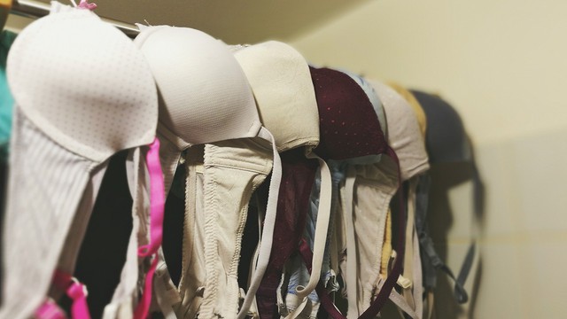 5 items chỉ khiến tủ áo quần thêm chật, nên tống khứ ngay nếu không muốn bị kéo tụt phong cách - Ảnh 3.