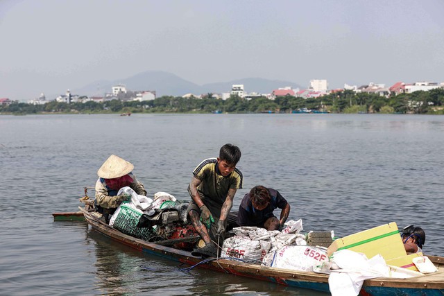 Bắt vẹm đen kiếm tiền triệu mỗi ng&agrave;y ở ng&atilde; ba s&ocirc;ng - Ảnh 3.