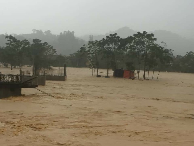 Mưa lớn gây ngập lụt, hàng ngàn học sinh vùng núi Hà Tĩnh phải nghỉ học - Ảnh 1.