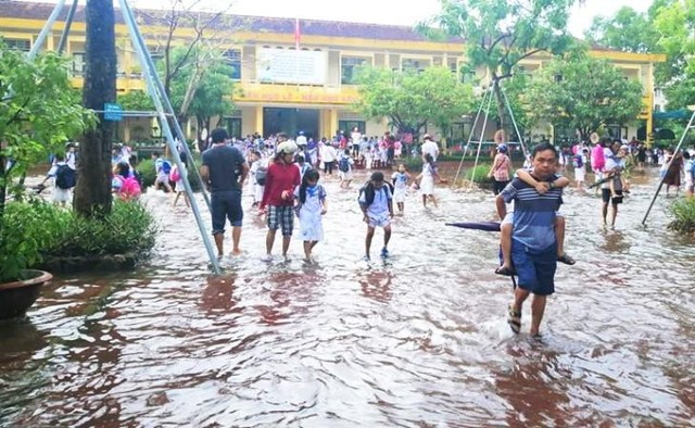 Mưa lớn gây ngập lụt, hàng ngàn học sinh vùng núi Hà Tĩnh phải nghỉ học - Ảnh 2.