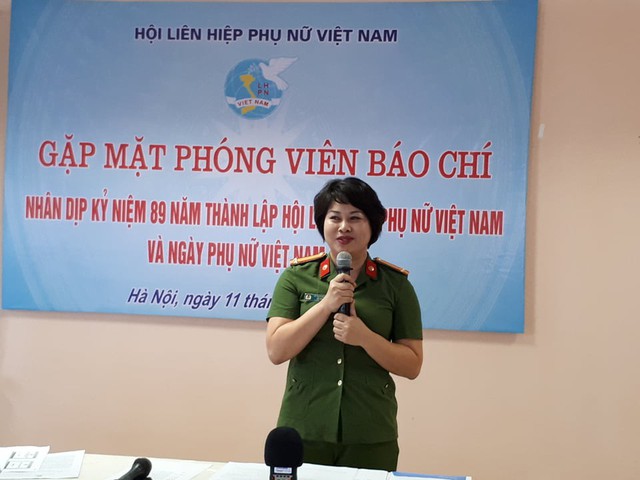 Nữ cảnh sát khiến nam giới phải ngả mũ thán phục - Ảnh 1.