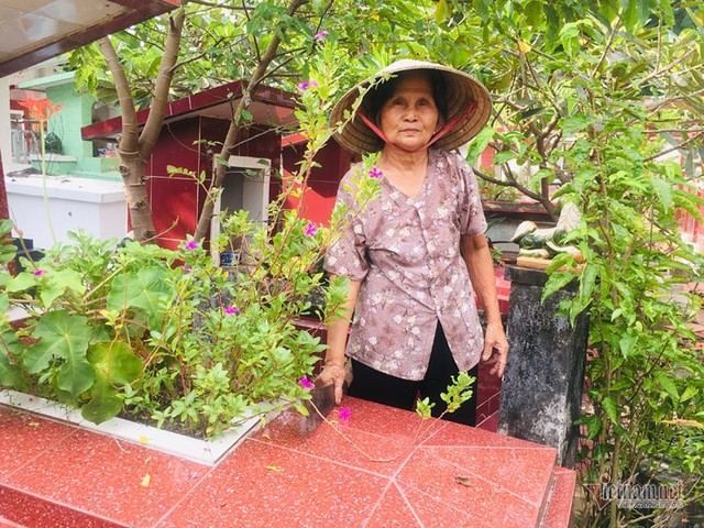 Cụ bà 50 năm sống ở nghĩa trang Sài Gòn, chứng kiến nhiều cảnh lạ - Ảnh 1.