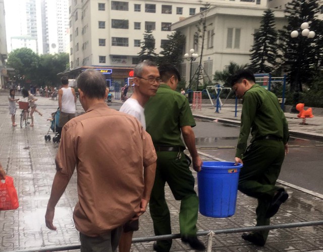 BCH Quân sự quận Hoàng Mai hỗ trợ thau rửa bể nước cho cư dân HH Linh Đàm - Ảnh 3.