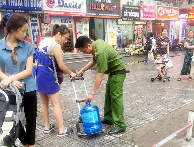 BCH Quân sự quận Hoàng Mai hỗ trợ thau rửa bể nước cho cư dân HH Linh Đàm - Ảnh 2.