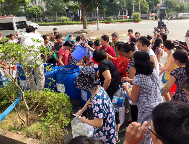 Cư dân mang quần áo giặt giũ, múc nước bể bơi để dùng trong cơn khát ở Hà Nội - Ảnh 2.