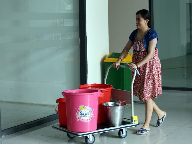 Cư dân mang quần áo giặt giũ, múc nước bể bơi để dùng trong cơn khát ở Hà Nội - Ảnh 6.